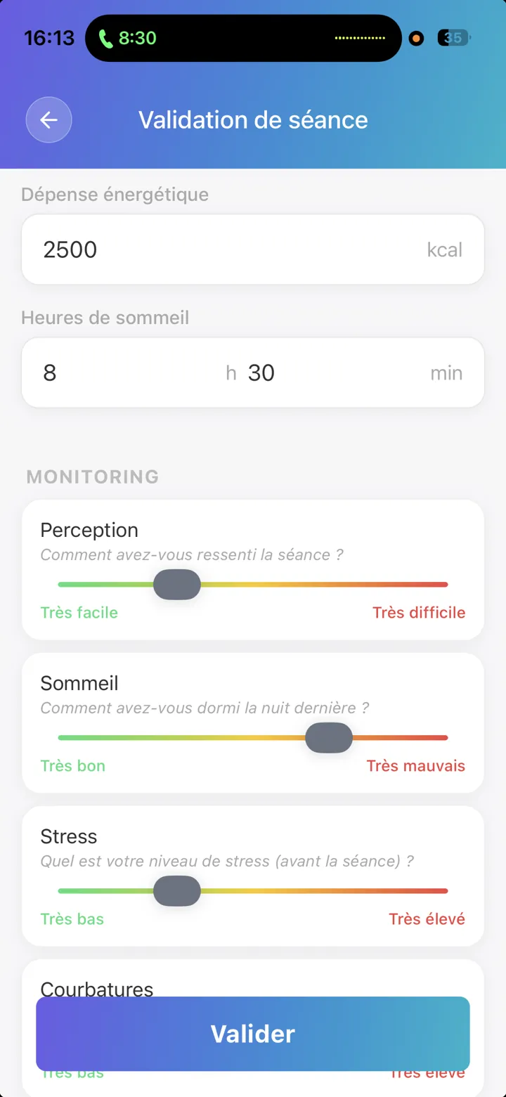 Application mobile Optitrainer du sportif — écran de validation de séance avec dépense énergétique (2500 kcal), heures de sommeil (8h30) et curseurs de monitoring : perception de l'effort, qualité du sommeil, niveau de stress et courbatures, avec bouton Valider.