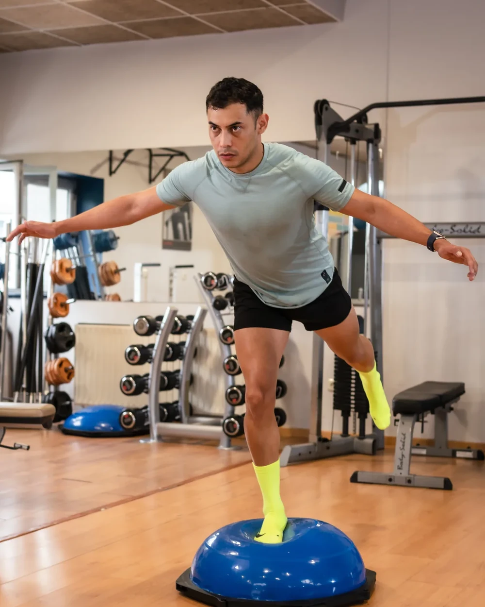 Sportif en équilibre sur une jambe sur un plateau instable